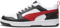 Zijaanzicht van de wit-zwarte PUMA Rebound v6 sneaker met rode accenten.
