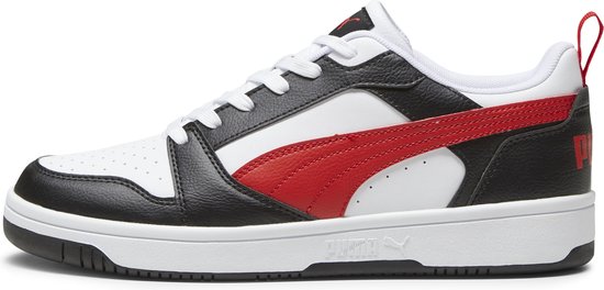 Zijaanzicht van de wit-zwarte PUMA Rebound v6 sneaker met rode accenten.