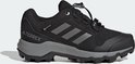 Zwarte kinderschoen met grijze Adidas-strepen, Terrex-logo en GORE-TEX. Grijze zool.