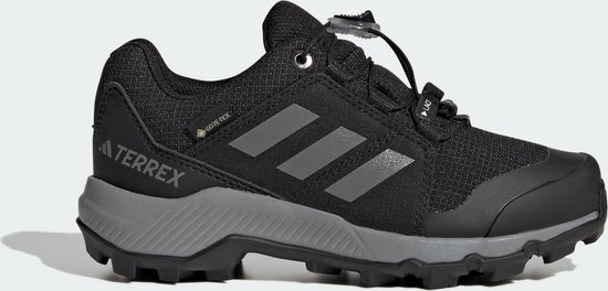 Zwarte kinderschoen met grijze Adidas-strepen, Terrex-logo en GORE-TEX. Grijze zool.