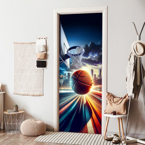 Deursticker met basketbal bij een basket, stad op achtergrond met lichtbanen.