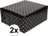 2x Inpakpapier/cadeaupapier holografisch zwart met zilveren sterretjes 150 x 70 cm rollen - kadopapier / cadeaupapier/papier
