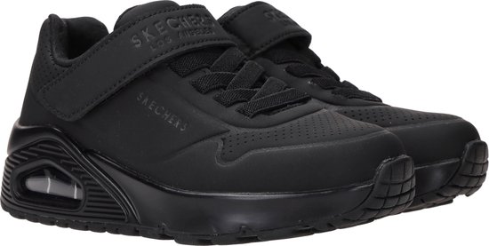 Zwarte Skechers sneakers met klittenbandsluiting, veters en luchtzool.