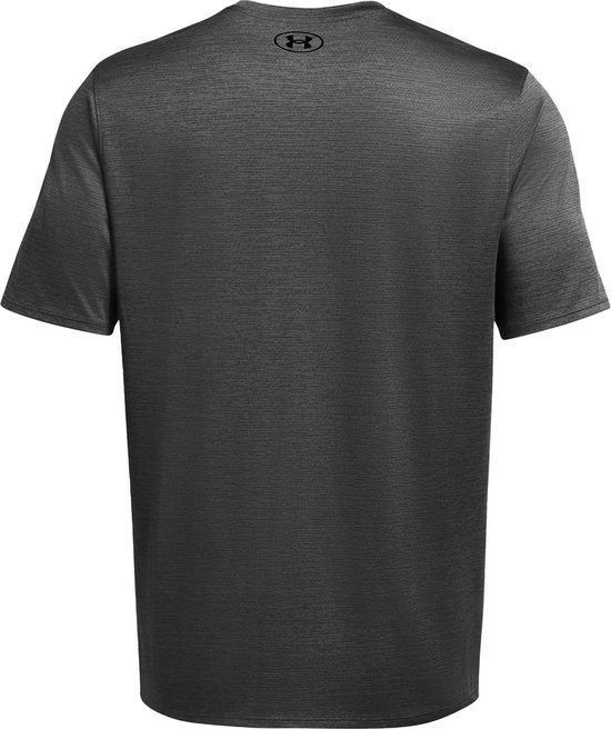 Achterkant grijs sportshirt met fijne horizontale strepen en zwart Under Armour logo op de nek.