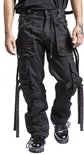 Man in een zwarte cargobroek met rode stiksels, veel zakken, straps, gespen en kettingen.