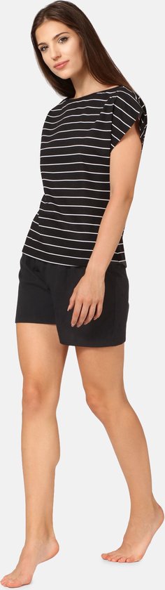 Dames pyjamaset met korte mouwen en korte broek. Zwart met witte streepjes. Zij-aanzicht.