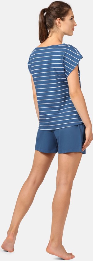 Vrouw in een blauwe pyjamaset met korte mouwen en effen blauwe korte broek, van achteren gezien.