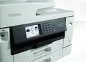 Detail van de witte Brother MFC-J740DW printer met twee papierlades, genummerd 1 en 2.