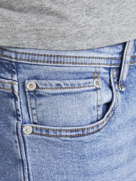 Lichtblauwe spijkerbroek met opgestikte coin pocket en oranje stiksels.