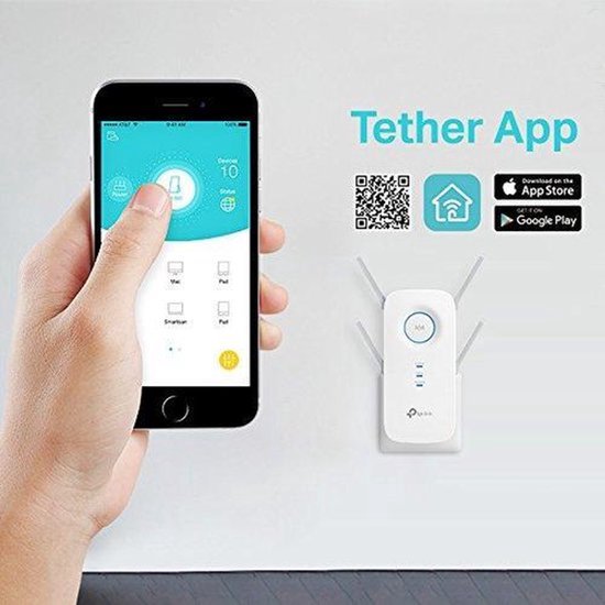 Een hand houdt een smartphone met de Tether-app vast, naast een TP-Link RE650 WiFi Range Extender.