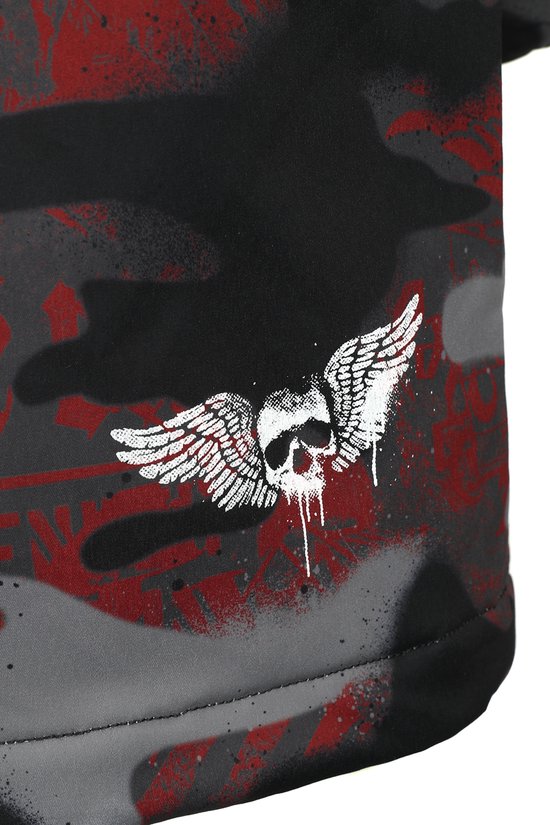 Jas met camouflageprint in grijs, zwart en rood, met een gevleugelde doodskop op de borst.