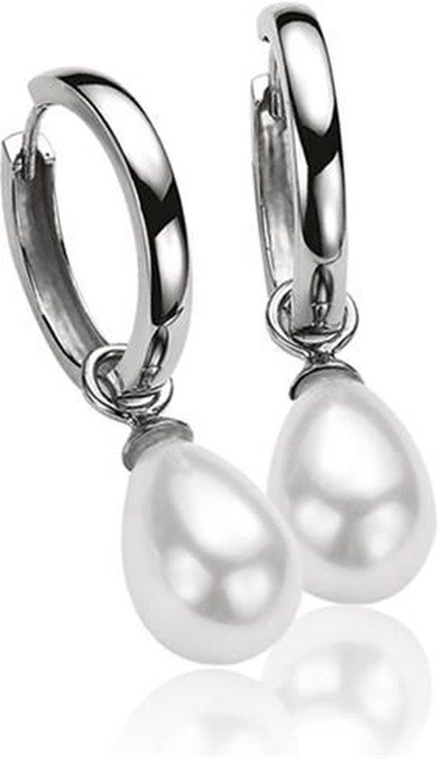 Zilverkleurige oorringen met bedels van witte druppelvormige parels.