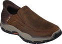 Bruine leren heren instapper met gesmokte details en een "Skechers Slip-Ins" logo op de zijkant.