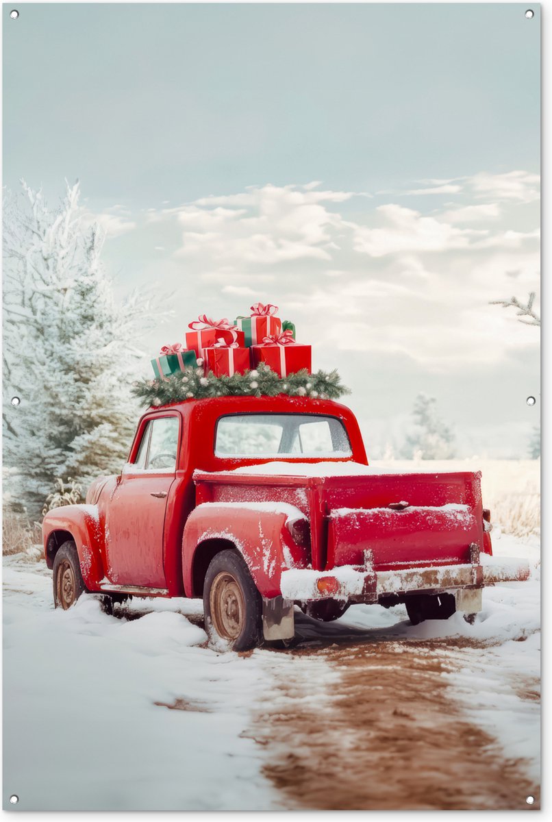 Tuinposter 120x180 cm met rode auto, winterse sfeer, sneeuw en kerstdecoratie voor in de tuin.