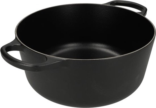 Zwarte gietijzeren braadpan, van opzij gezien, met twee handgrepen en een grijze binnenrand.