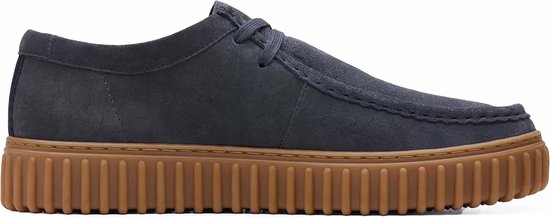 Blauwe suède schoen met bruine plateauzool en veters.