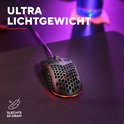 Zwarte, ultra-lichtgewicht gamingmuis met honingraatpatroon en rode LED-verlichting