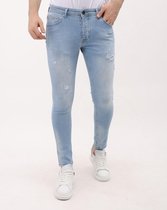 Lichtblauwe skinny jeans met witte verfspetters en scheuren, gedragen door een man, voorkant.