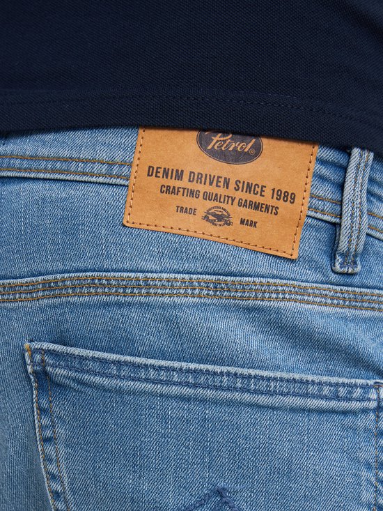 Lichtblauwe jeans met bruine leren Petrol Industries-patch op de achterkant.