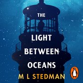 De voorkant van het boek 'The Light Between Oceans' met een gestileerde vuurtoren bij nacht en de tekst 'THE LIGHT BETWEEN OCEANS' en 'M L STEDMAN'.