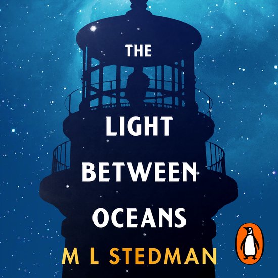 De voorkant van het boek 'The Light Between Oceans' met een gestileerde vuurtoren bij nacht en de tekst 'THE LIGHT BETWEEN OCEANS' en 'M L STEDMAN'.