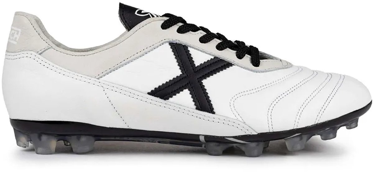 Witte Munich Mundial 2.0 voetbalschoenen met zwarte accenten, maat EU 44, geschikt voor kunstgras.