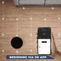 Zwarte robotstofzuiger op houten vloer met pijlen die de route aangeven, bediend via app.