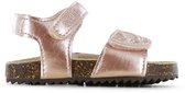 Roze gouden sandaal met klittenbandsluiting en kurken zool.