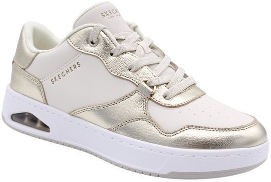 Witte sneaker met champagnekleurige accenten en zichtbare luchtkussen in de zool.