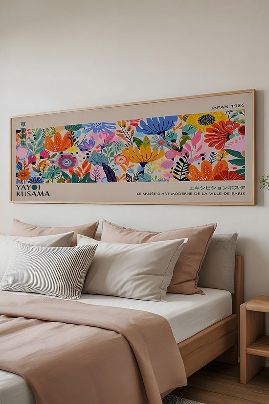 Affiche avec des fleurs et plantes colorées, texte 'YAYOI KUSAMA JAPAN 1986'.