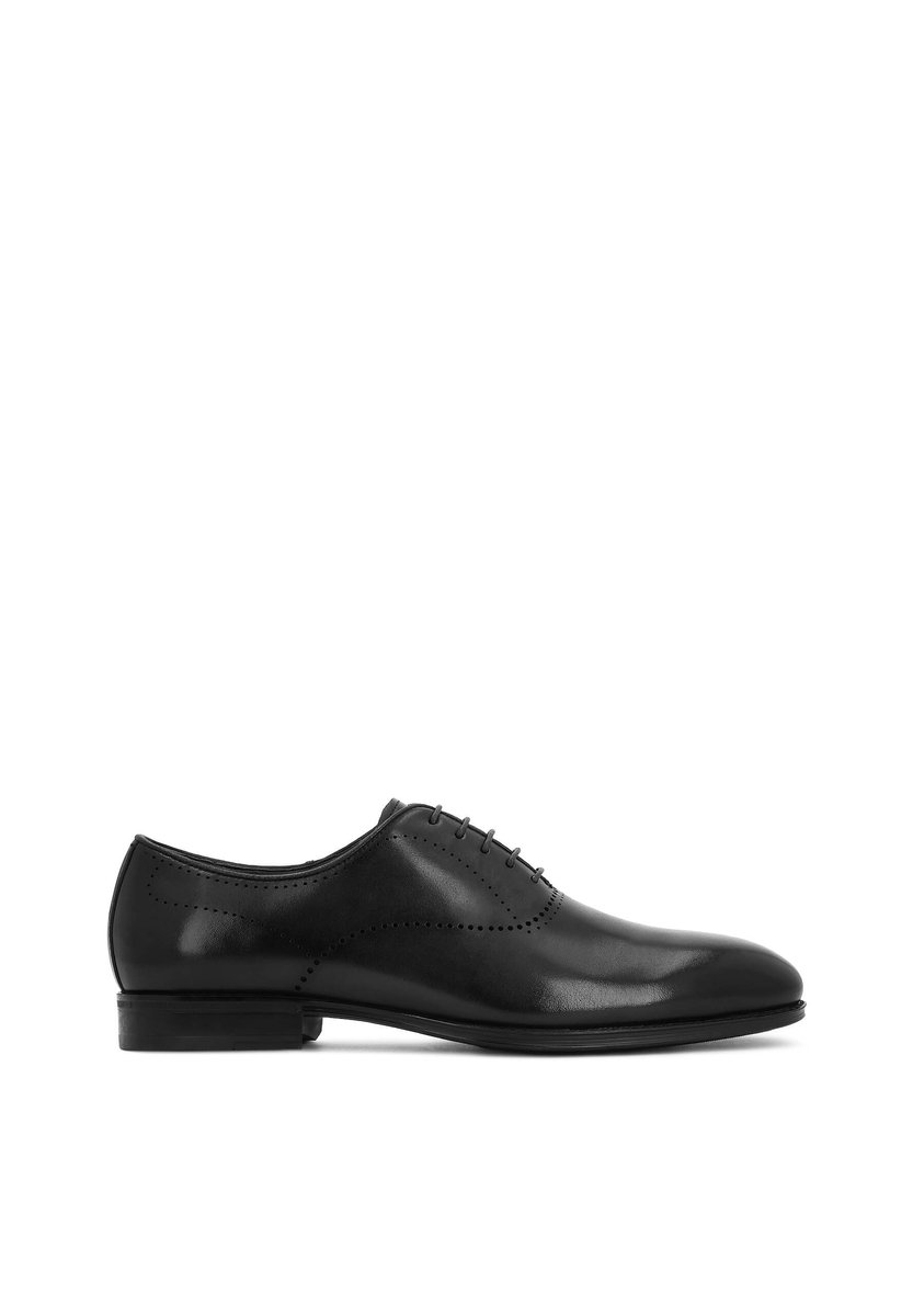Formal oxford shoes with punch