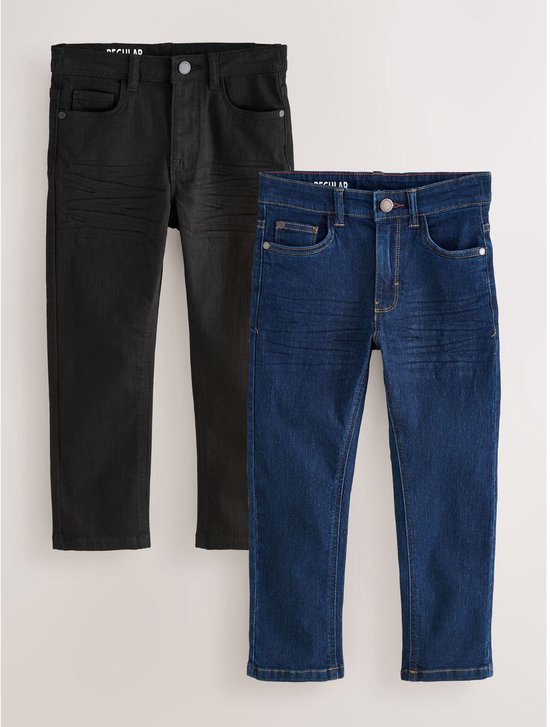 Een donkerblauwe en een zwarte regular fit jeans.