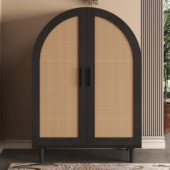 Zwarte kast met boogvormige rieten deuren, staand op zwarte pootjes.