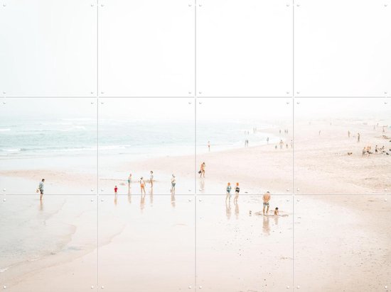 Une décoration murale représentant une plage paisible, avec des vagues douces, un soleil pâle sur le sable et quelques silhouettes.