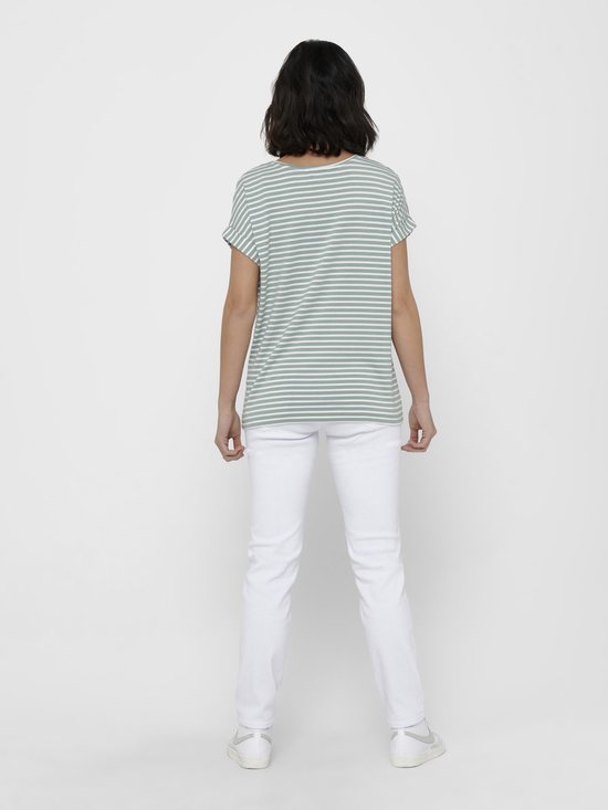Model van achteren gezien in een mintgroen en wit gestreept t-shirt met omgerolde mouwen.