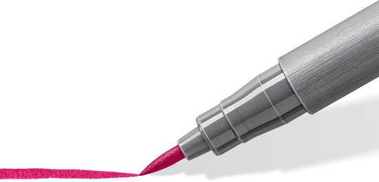 Roze Staedtler pigment brush pen tekent een strakke, heldere lijn.