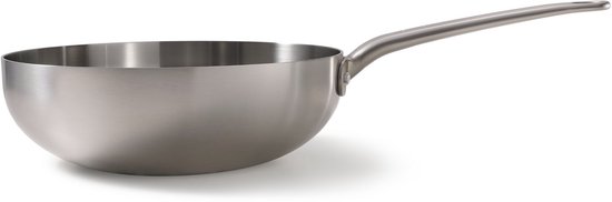 Roestvrijstalen wokpan met lange steel, van opzij gezien.