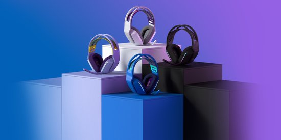 Vier Logitech G733 headsets in diverse kleuren (zwart, wit, lila, blauw) op gekleurde blokken.