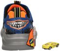 Achterkant van een zwarte sneaker met blauwe en oranje details, "SKECHERS GARAGE" logo en een speelgoedauto.