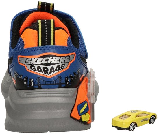 Achterkant van een zwarte sneaker met blauwe en oranje details, "SKECHERS GARAGE" logo en een speelgoedauto.