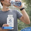 Man drinkt water met een pot Ortho Formulas MSM 1000 mg ernaast. Tekst: 'Dagelijkse aanvulling, 1 tablet per dag'.