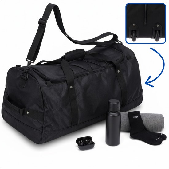 Zwarte duffelbag met schouderband, waterfles, sokken en oordopjes. Bovenste deel toont wielen.