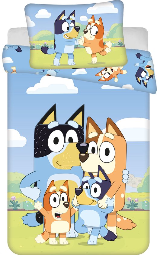 Dekbedovertrek met de Bluey-familie in een groene, landelijke omgeving met blauwe lucht en wolken.