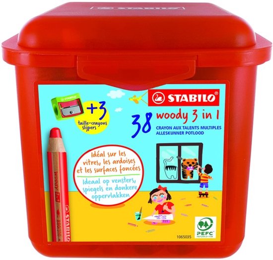 Rode bewaardoos met deksel, met op de voorkant informatie over de Stabilo woody 3-in-1 potloden.