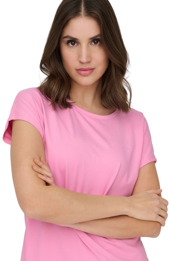 Close-up van model in roze Only Play T-shirt met korte mouwen.