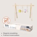Houten speelboog met speelgoed, in een doos met de tekst 'Anis'. De verpakking is elegant en praktisch als kraamcadeau.