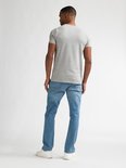 Man, achterkant van een effen lichtgrijs T-shirt met korte mouwen en een lichtblauwe jeans.
