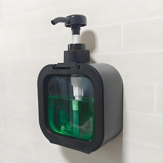 Zwarte wandgemonteerde zeepdispenser gevuld met groene vloeistof.