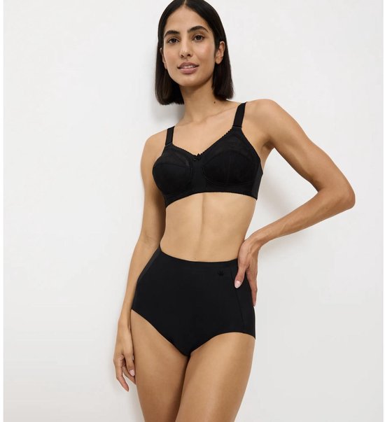 Zwarte Triumph Doreen X beha met kanten cups, gedragen door een model.