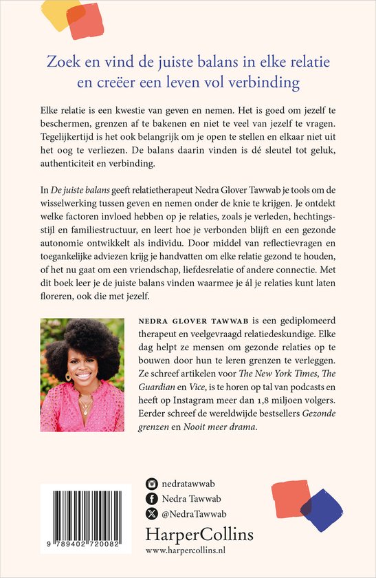 Foto van Nedra Glover Tawwab, de auteur, met een glimlach en haar handen in haar schoot. Ze draagt een roze ketting.